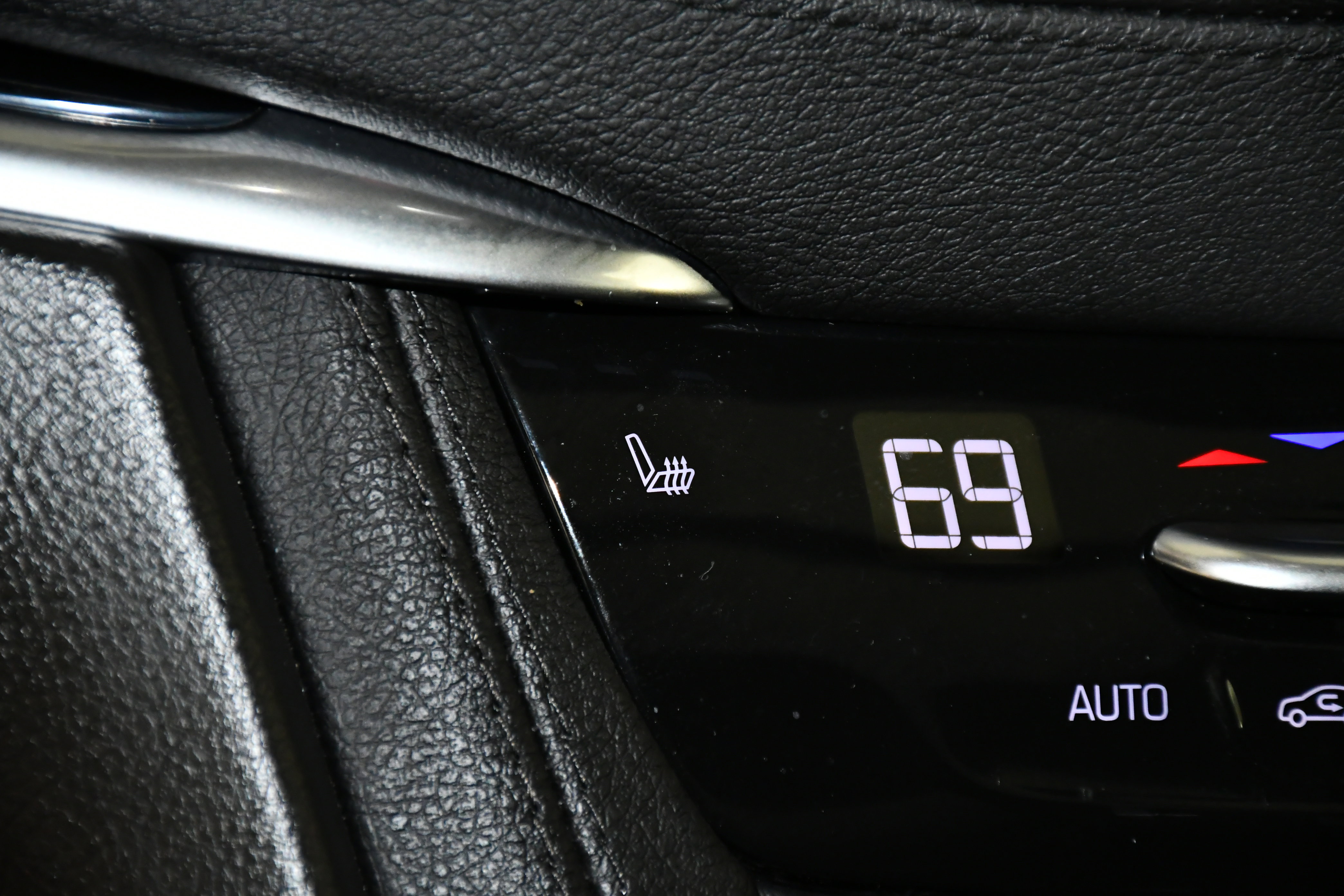 Used 2025 Cadillac XT6 Luxury image 30