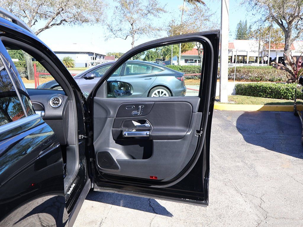 Used 2025 Mercedes-Benz GLB 250 w/ Driver Assistance Package image 23