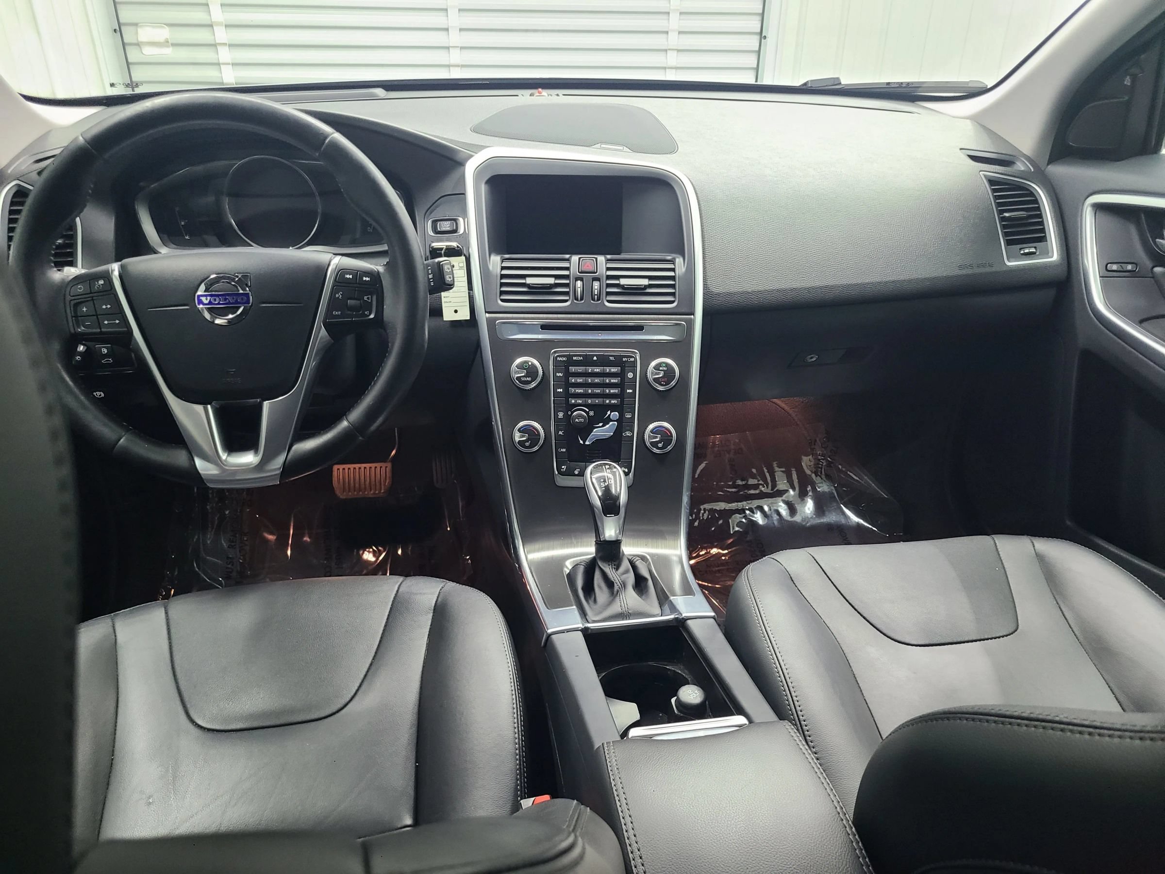 Used 2016 Volvo XC60 T5 Platinum w/ Climate Package AWD/4WD image 2