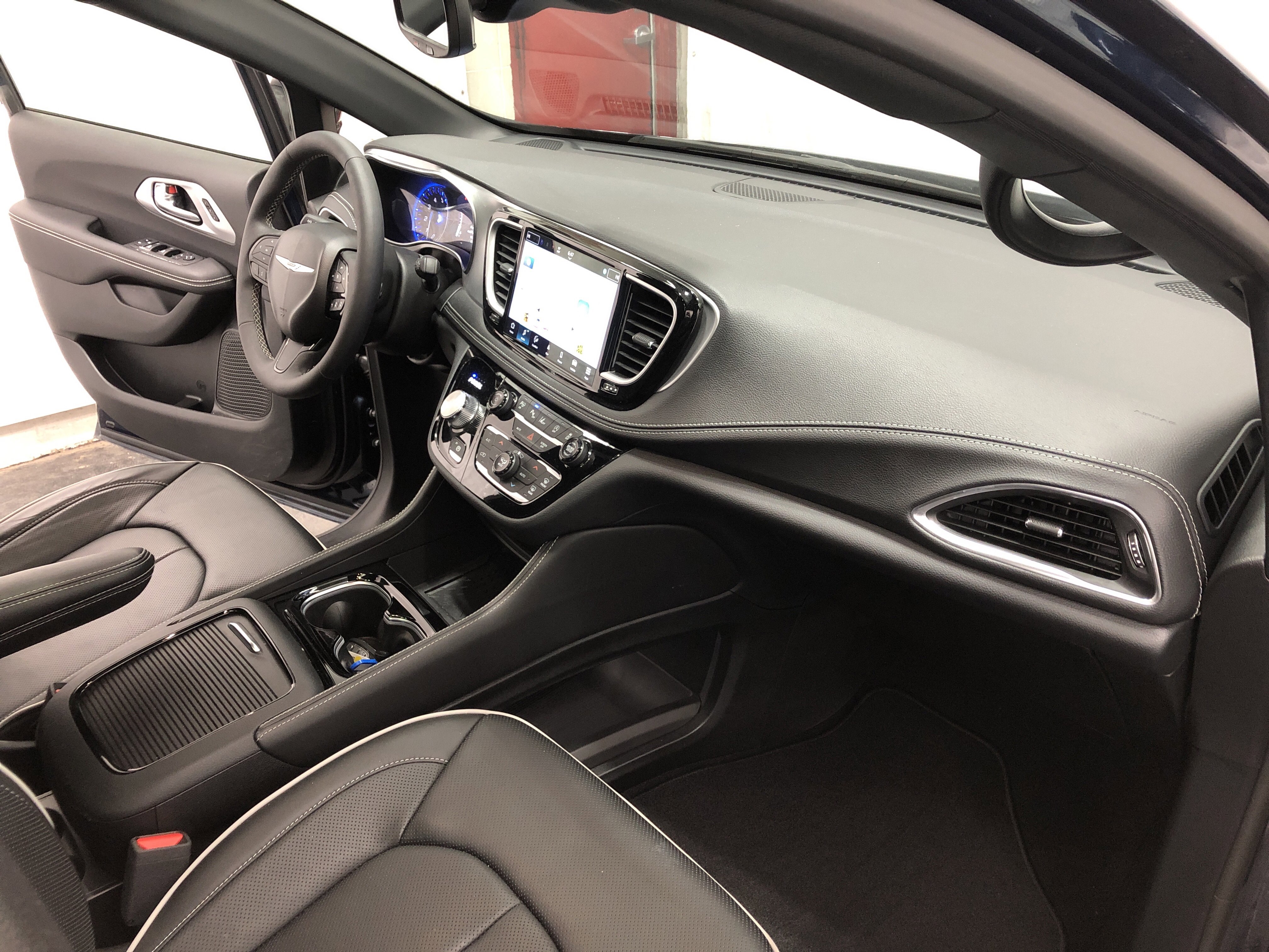 Certified 2025 Chrysler Pacifica Limited FWD image 15