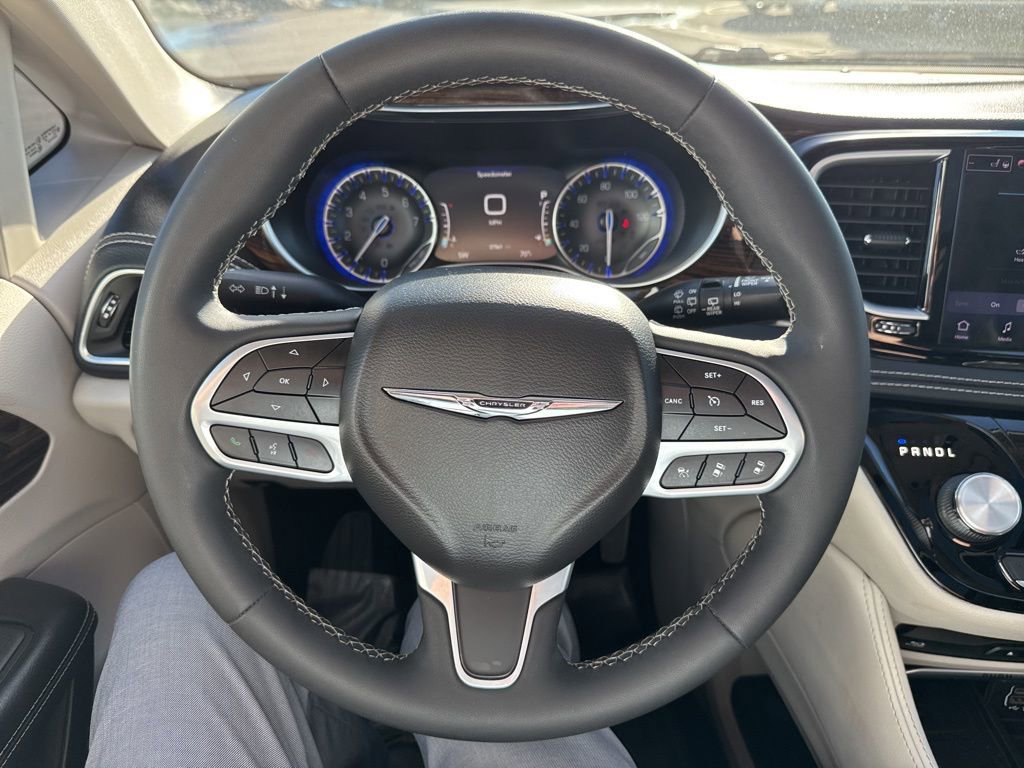 Used 2022 Chrysler Pacifica Limited w/ Uconnect Theater Family Group image 39