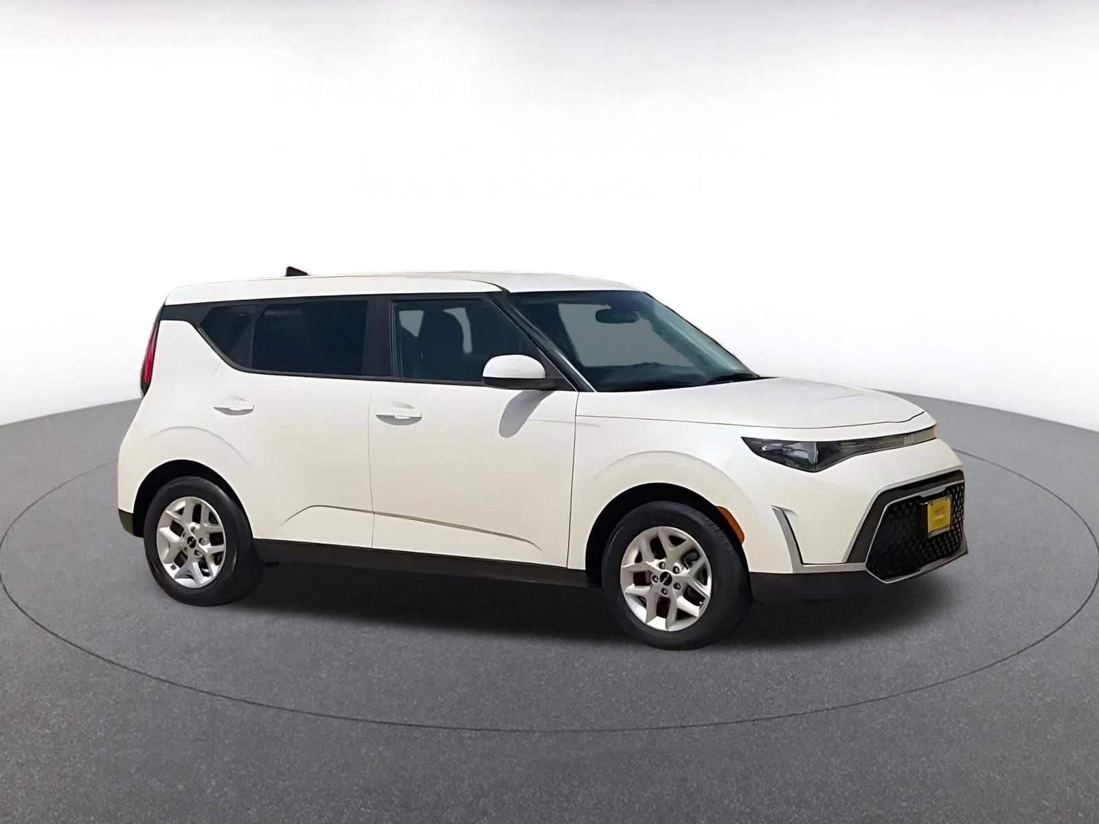 Used 2025 Kia Soul LX w/ LX Technology Package FWD image 2