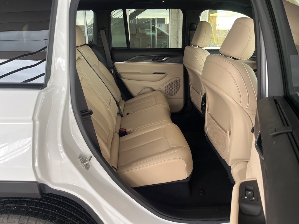 Used 2024 Jeep Grand Cherokee Limited w/ Luxury Tech Group II image 16