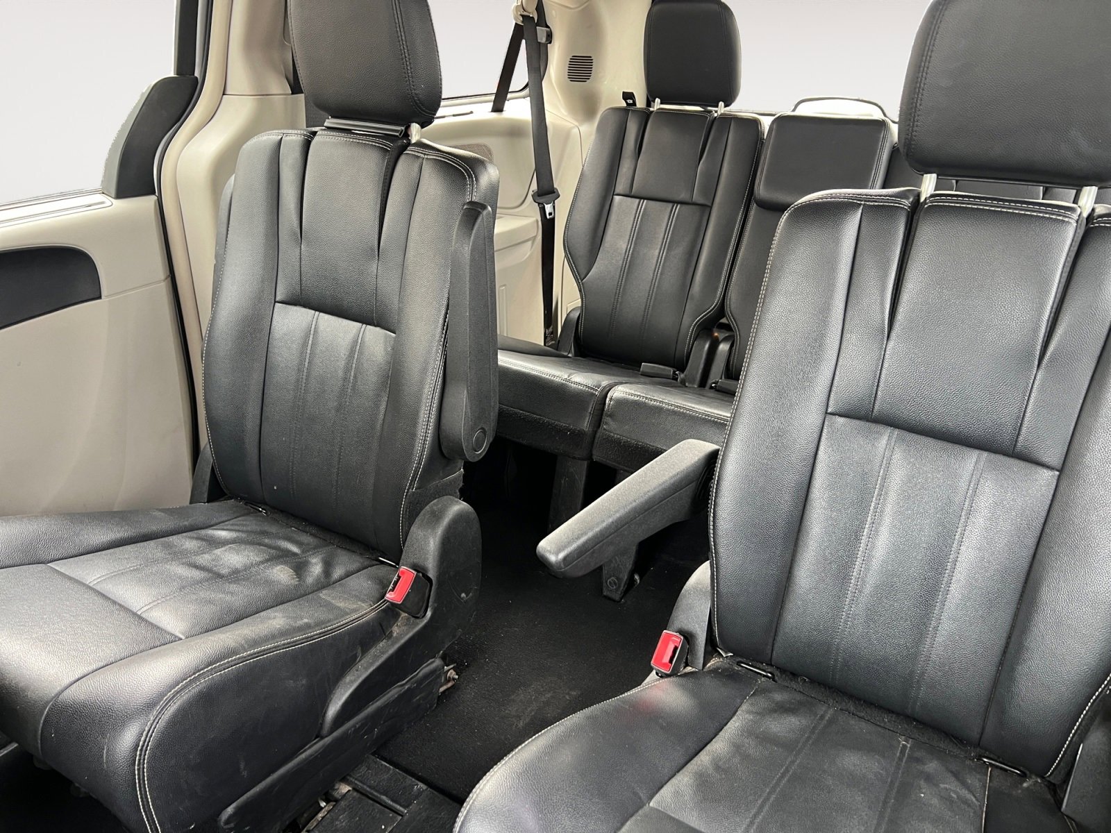 Used 2015 Chrysler Town & Country Touring image 13