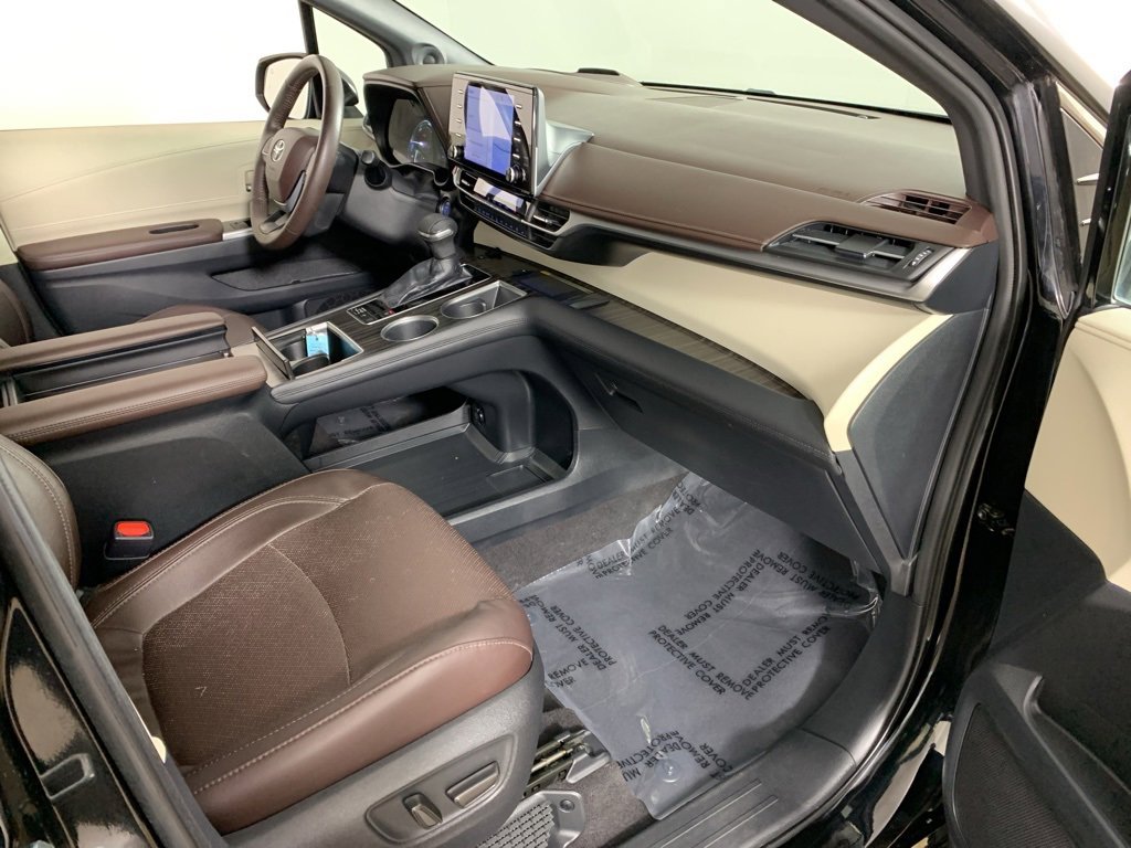 Used 2021 Toyota Sienna Platinum image 23
