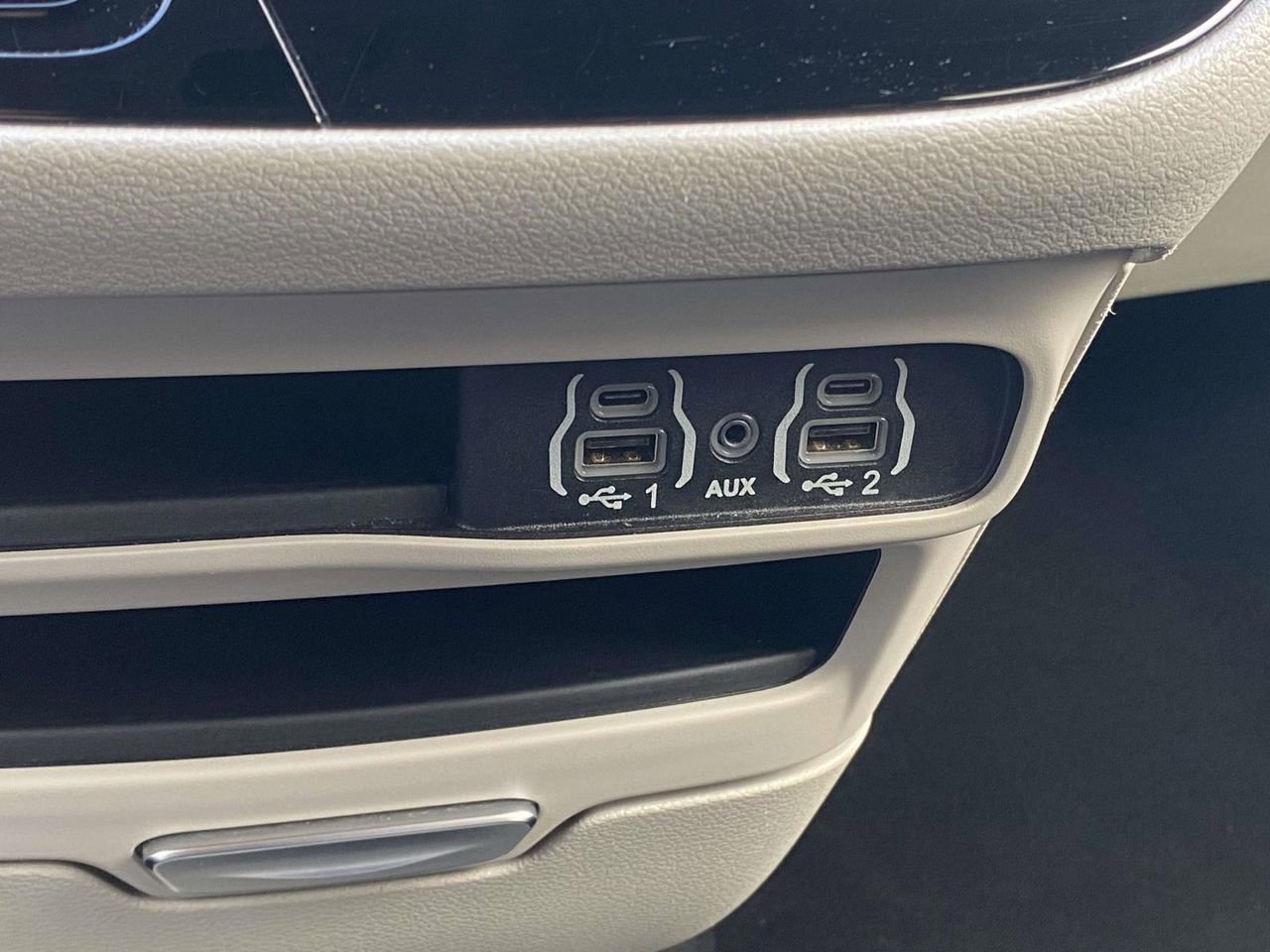 Used 2023 Chrysler Voyager LX image 27