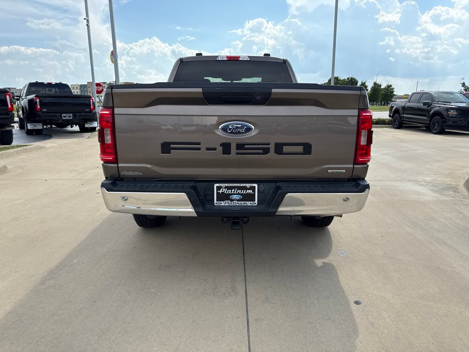 Used 2022 Ford F150 XLT w/ Trailer Tow Package RWD image 4