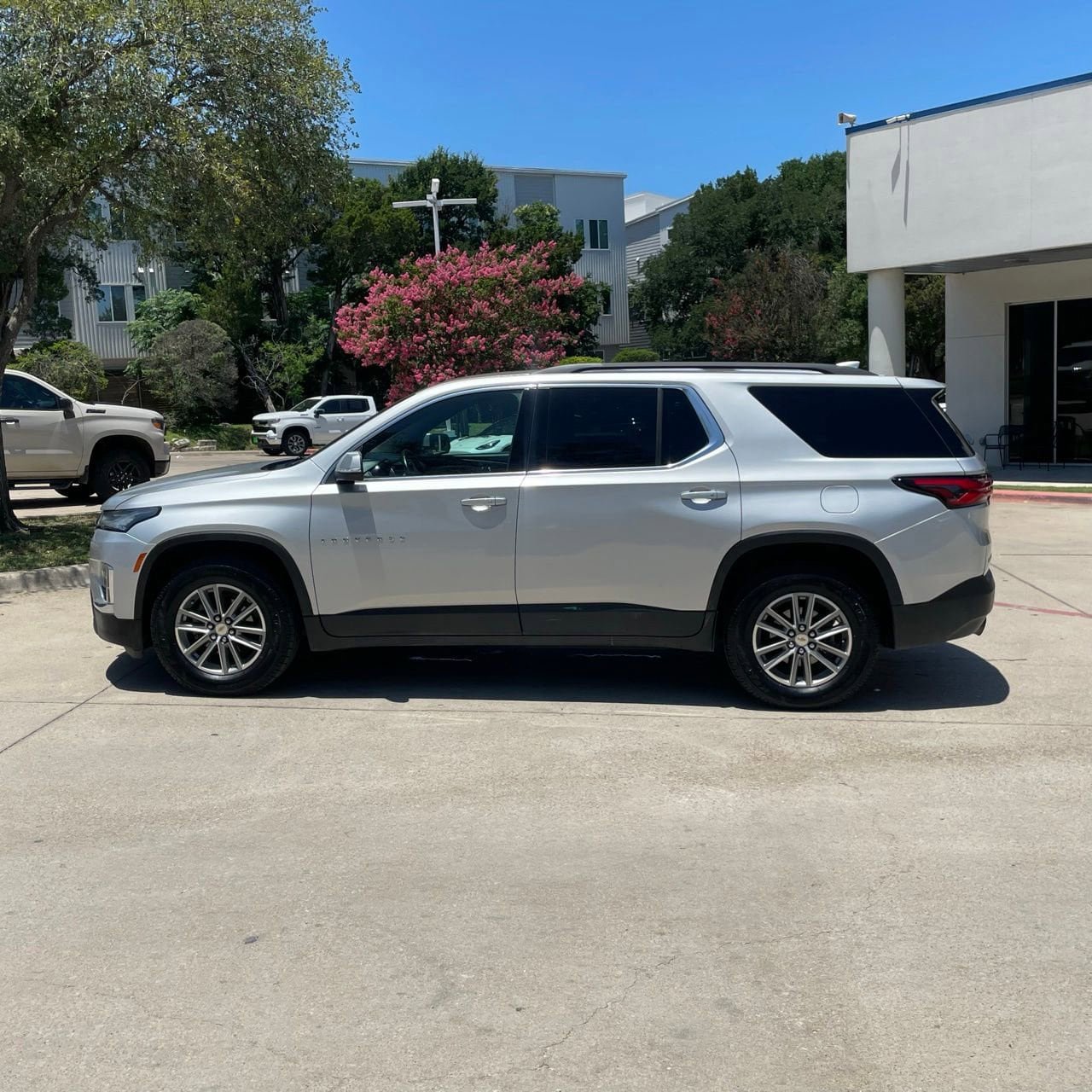 Used 2022 Chevrolet Traverse LT FWD image 3