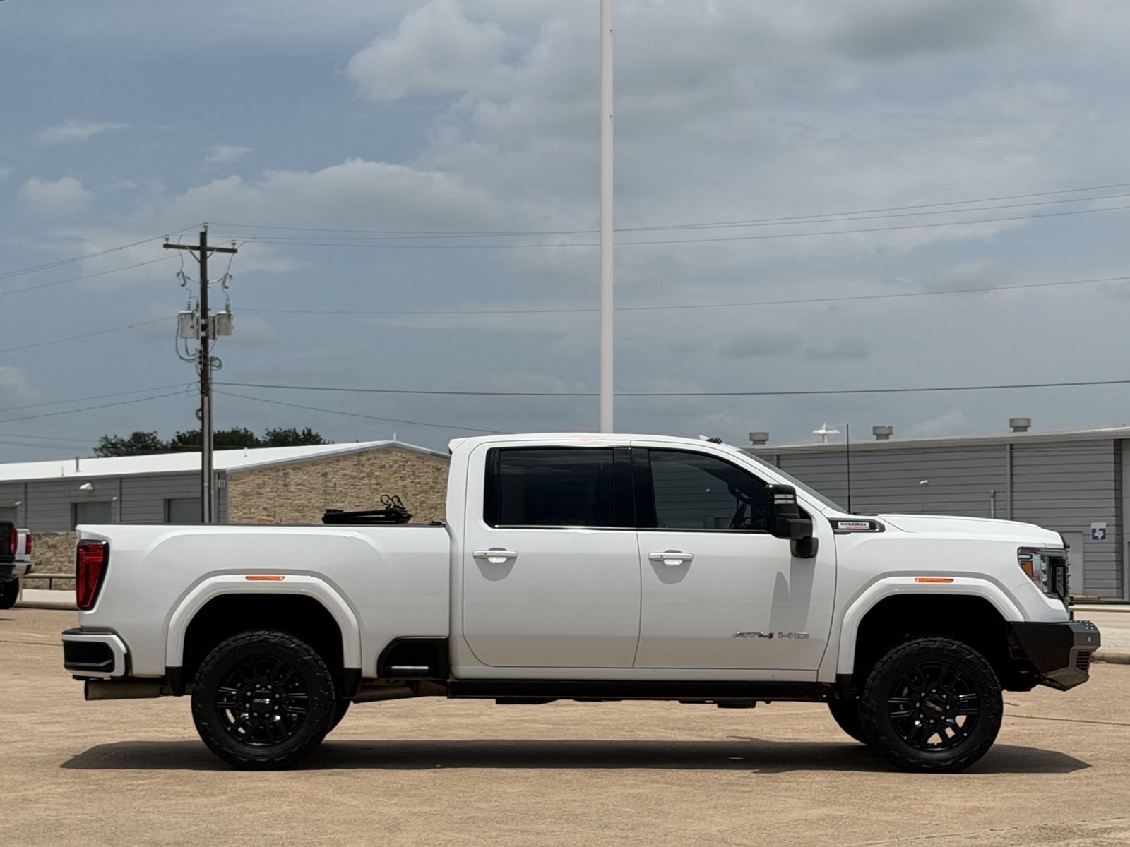 Used 2022 GMC Sierra 2500 AT4 w/ AT4 Premium Plus Package AWD/4WD image 3