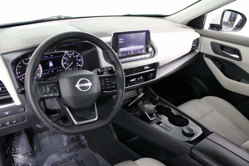 Certified 2025 Nissan Rogue SV image 15