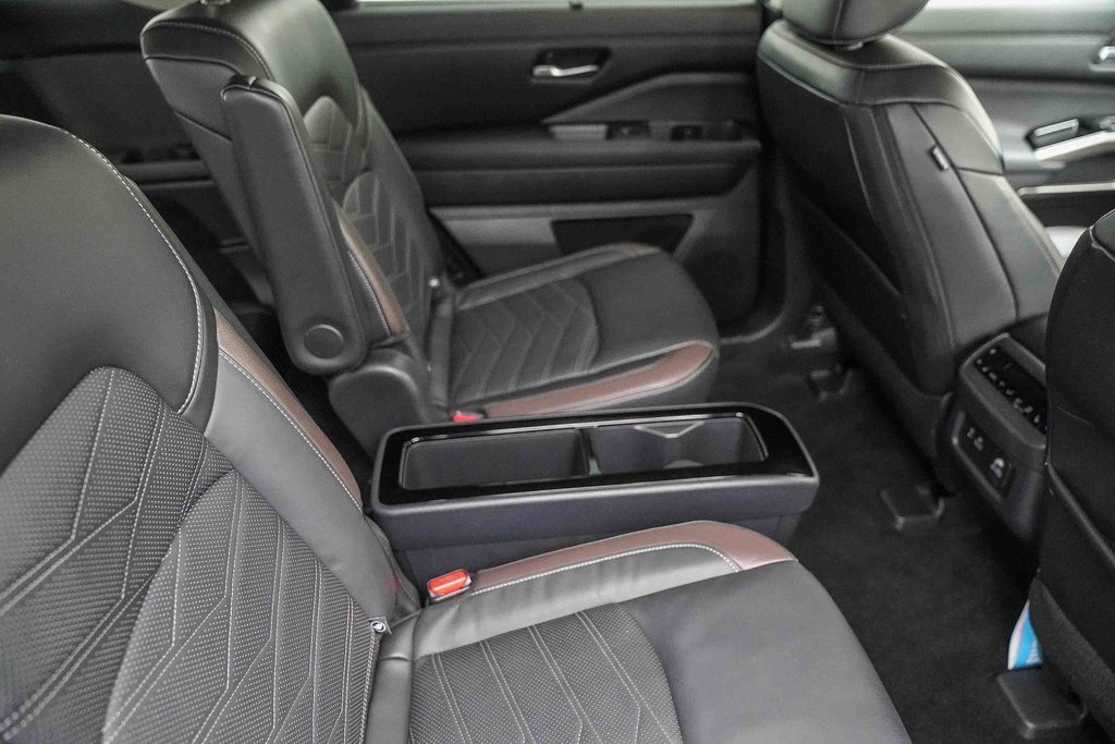 Used 2024 Nissan Pathfinder Platinum image 16