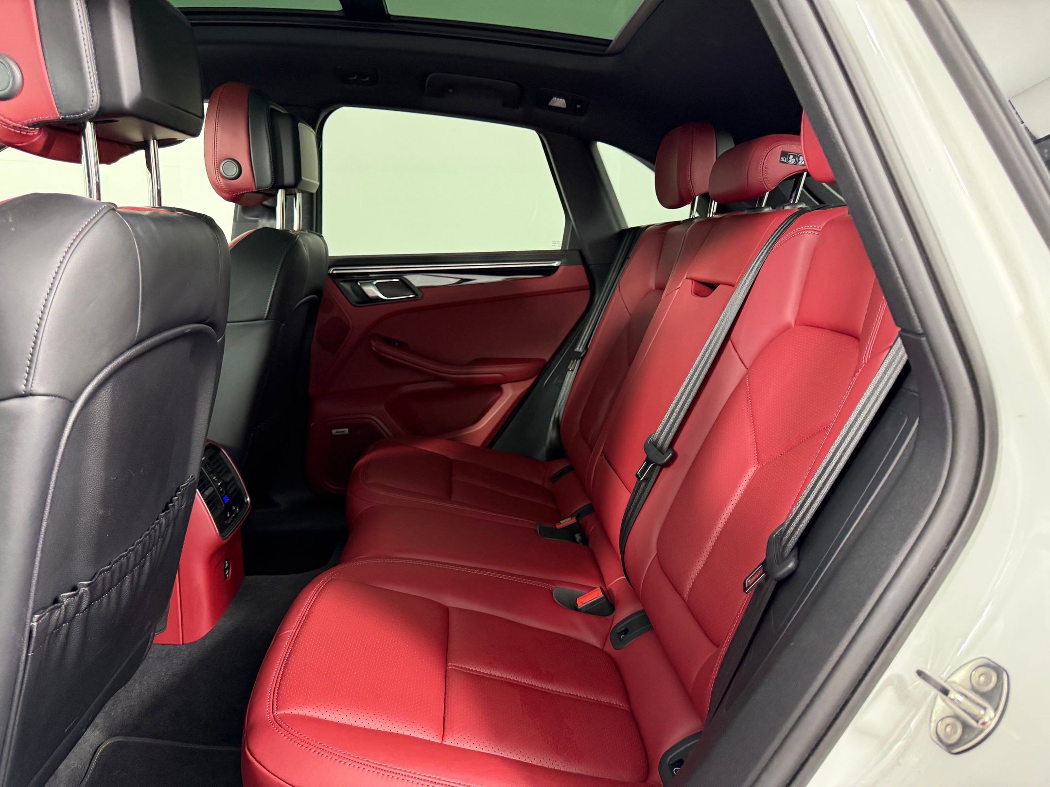 Used 2022 Porsche Macan S image 16