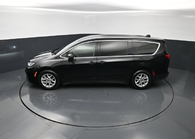 Used 2024 Chrysler Pacifica Touring-L FWD image 23