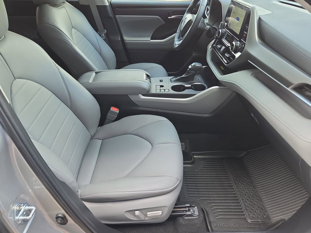 Used 2024 Toyota Highlander LE image 21