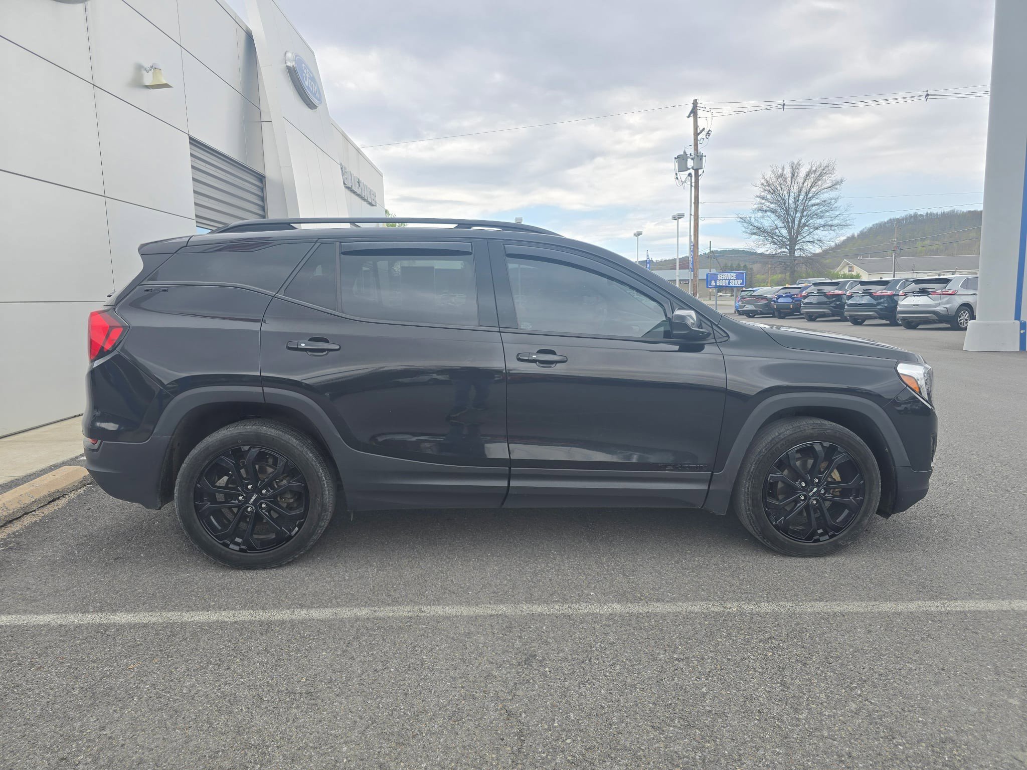 Used 2021 GMC Terrain SLE w/ Driver Convenience Package AWD/4WD image 2