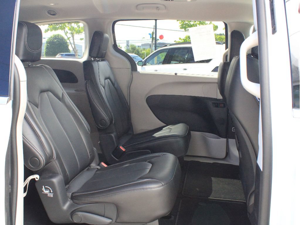 Used 2023 Chrysler Pacifica Touring-L AWD/4WD image 31