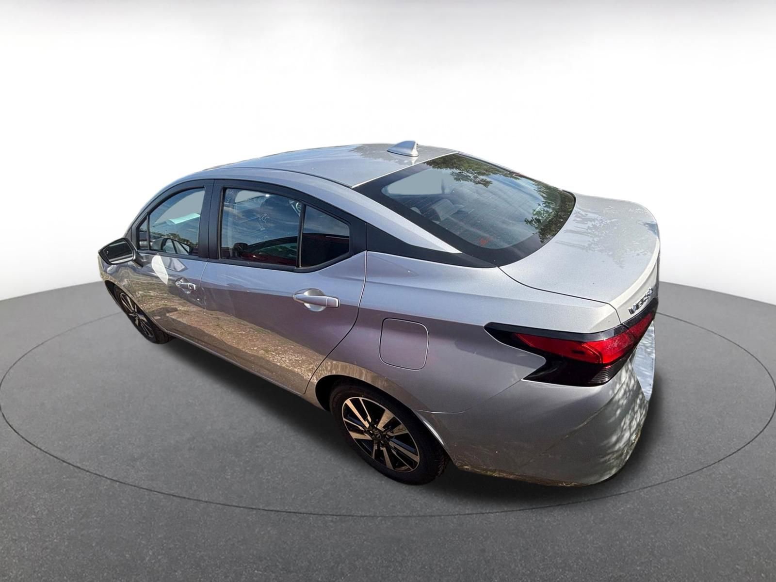 Used 2025 Nissan Versa SV image 5