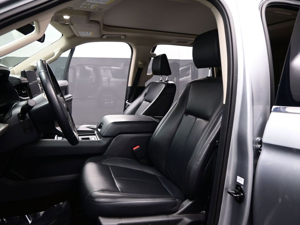 Used 2023 Ford Expedition XLT image 9