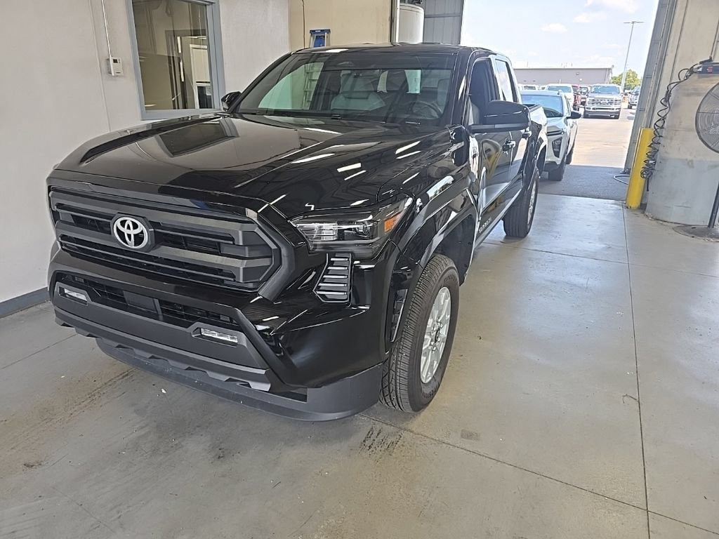 Used 2025 Toyota Tacoma SR5 AWD/4WD image 2