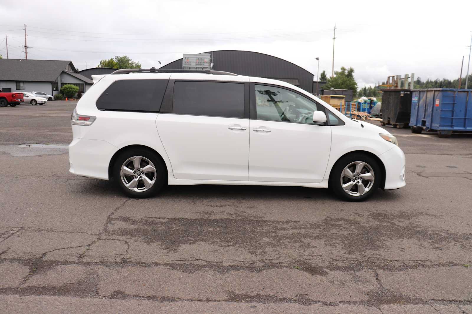 Used 2014 Toyota Sienna SE FWD image 4