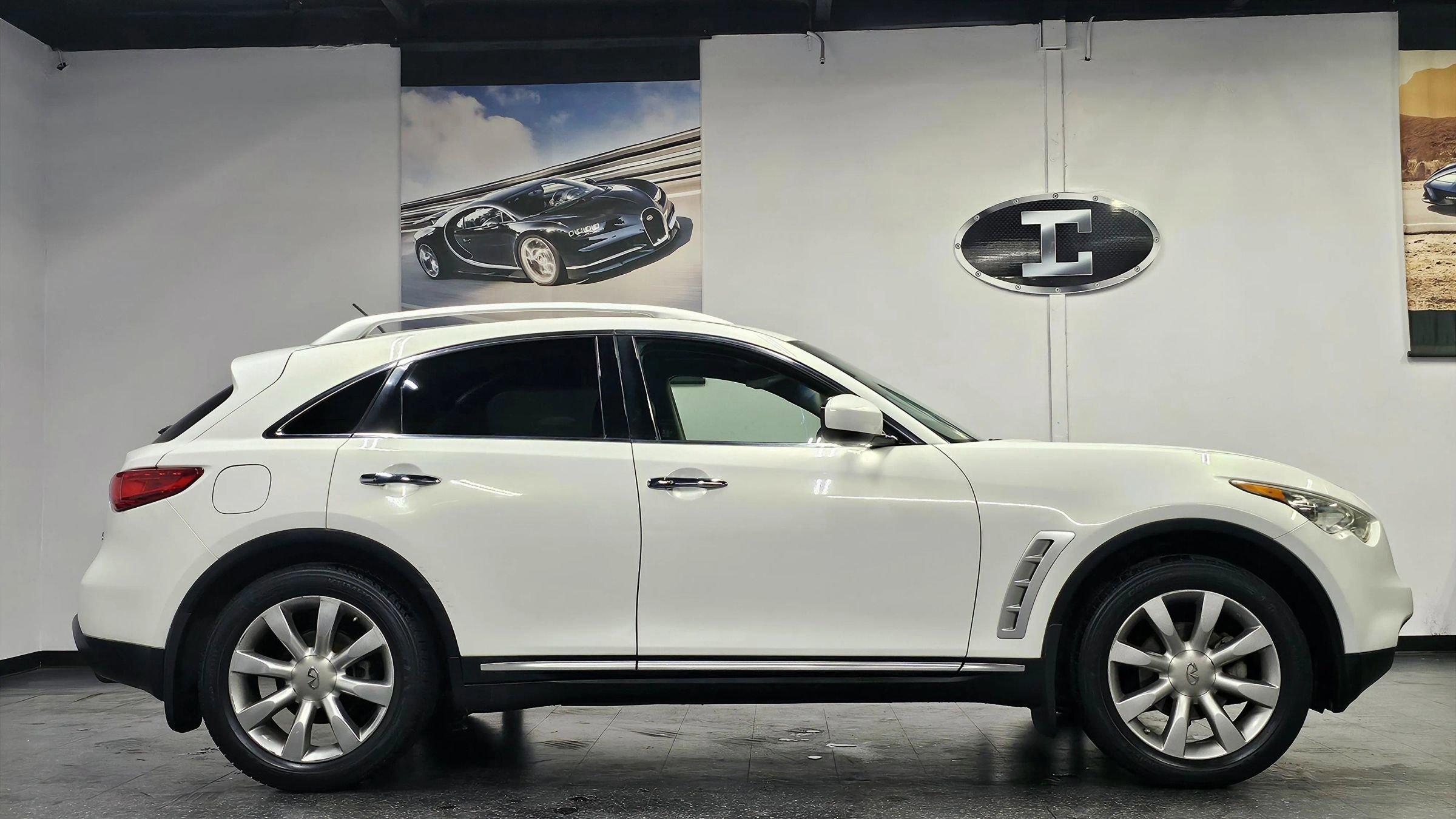 Used 2010 INFINITI FX35 AWD w/ Premium Pkg image 10