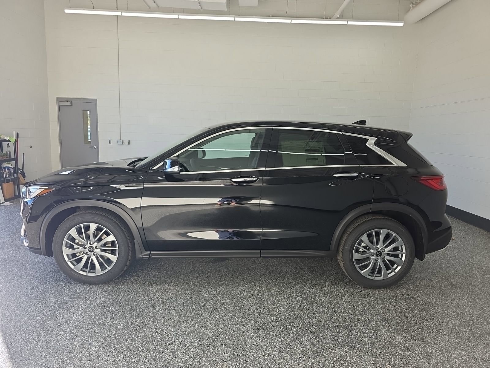 New 2025 INFINITI QX50 Pure image 2
