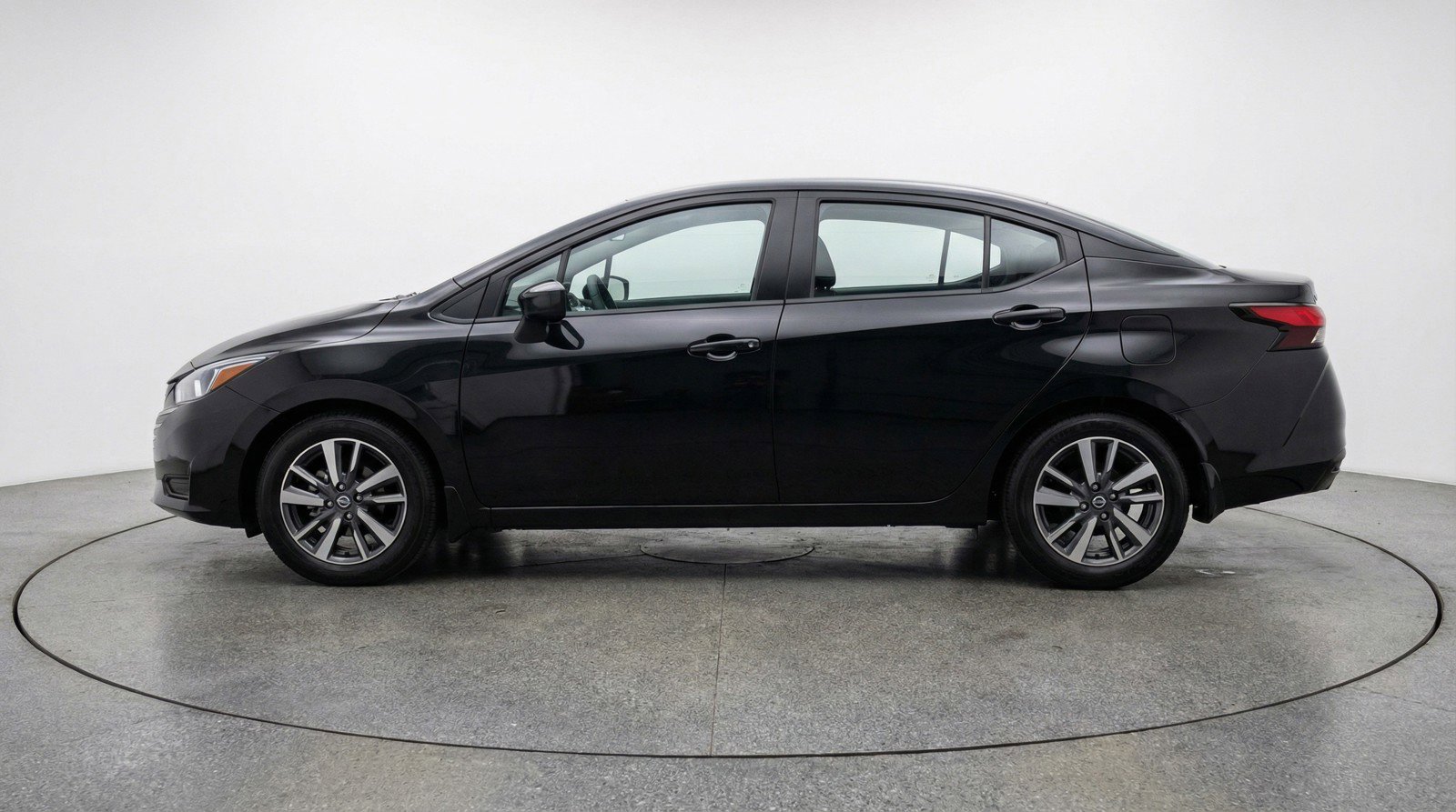 Used 2025 Nissan Versa SV image 5