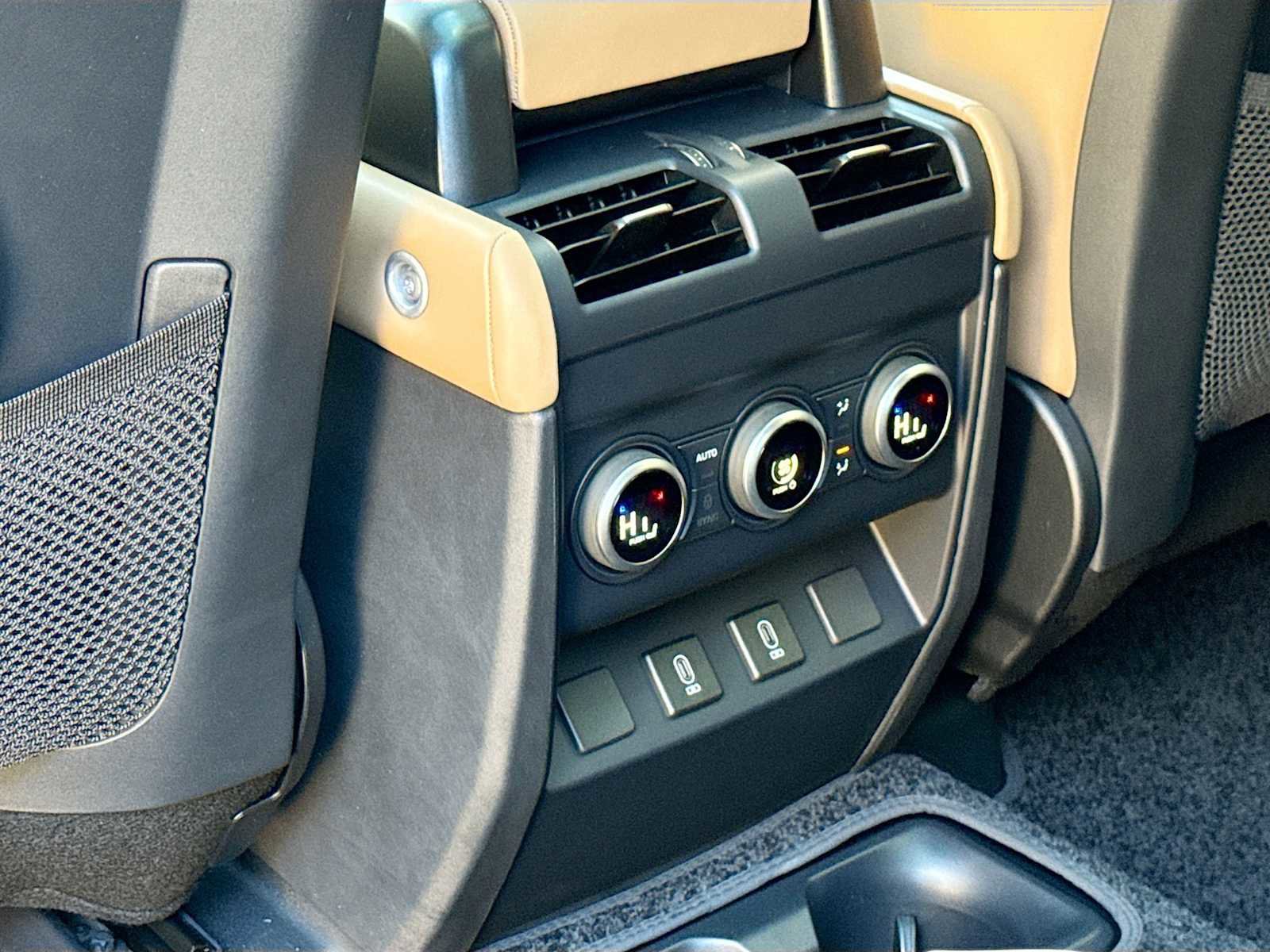 New 2026 Land Rover Defender 130 X-Dynamic SE AWD/4WD image 19