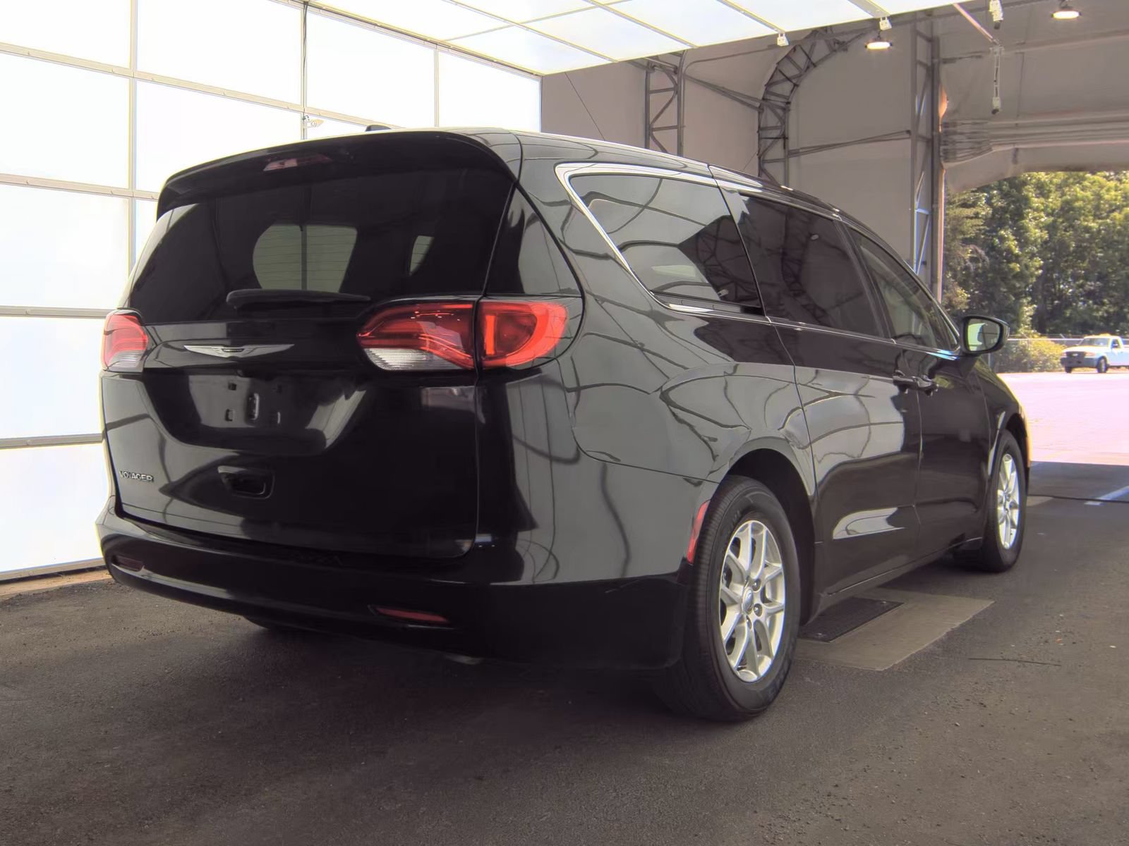 Used 2022 Chrysler Voyager LX FWD image 4