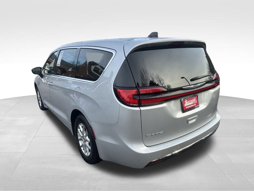 Used 2024 Chrysler Pacifica Touring-L image 18