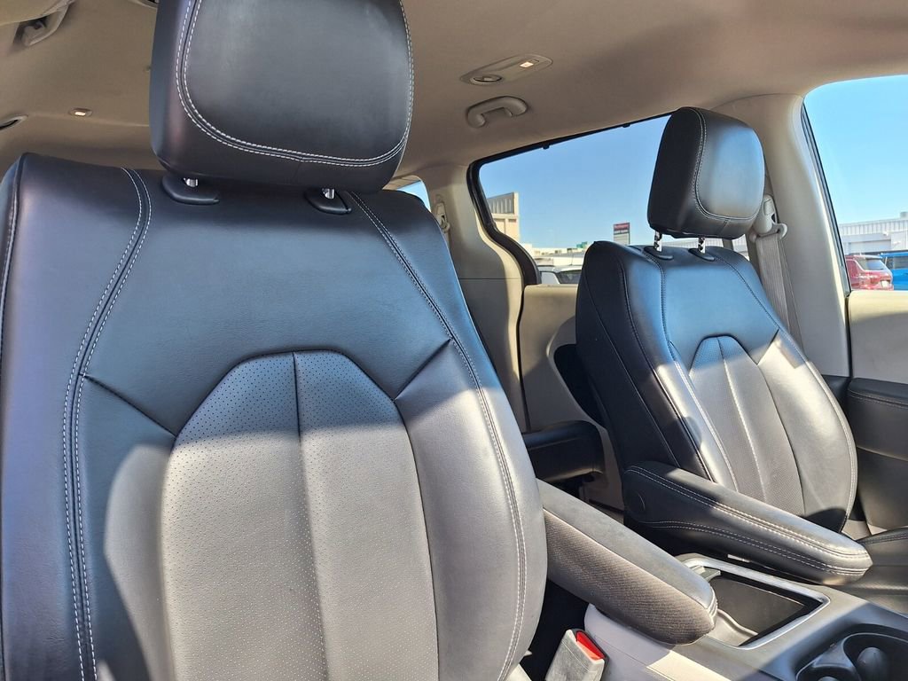 Used 2023 Chrysler Pacifica Touring-L image 26