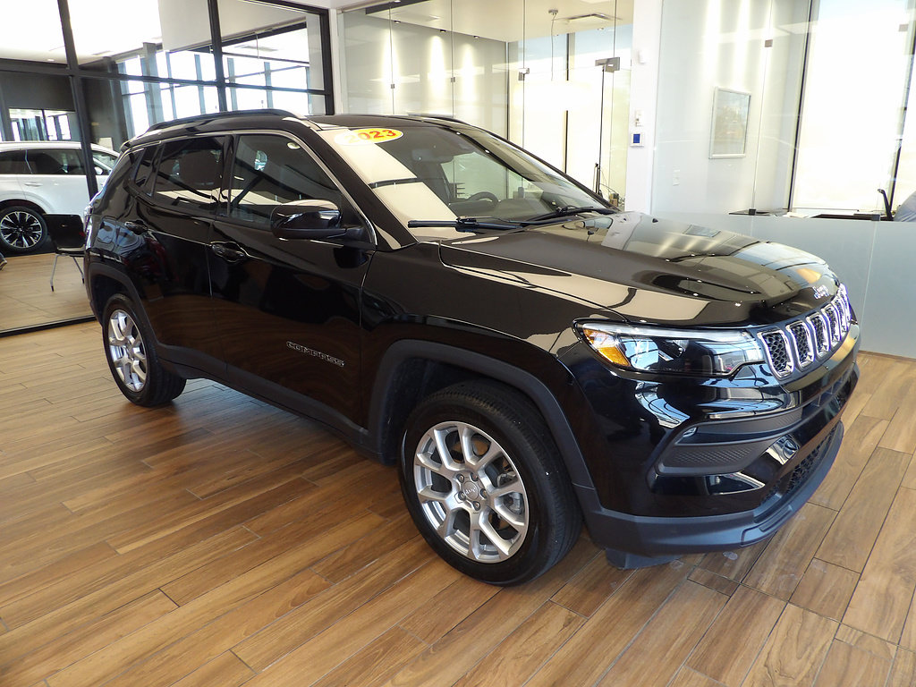Used 2023 Jeep Compass Latitude w/ Sun and Sound Group AWD/4WD image 3