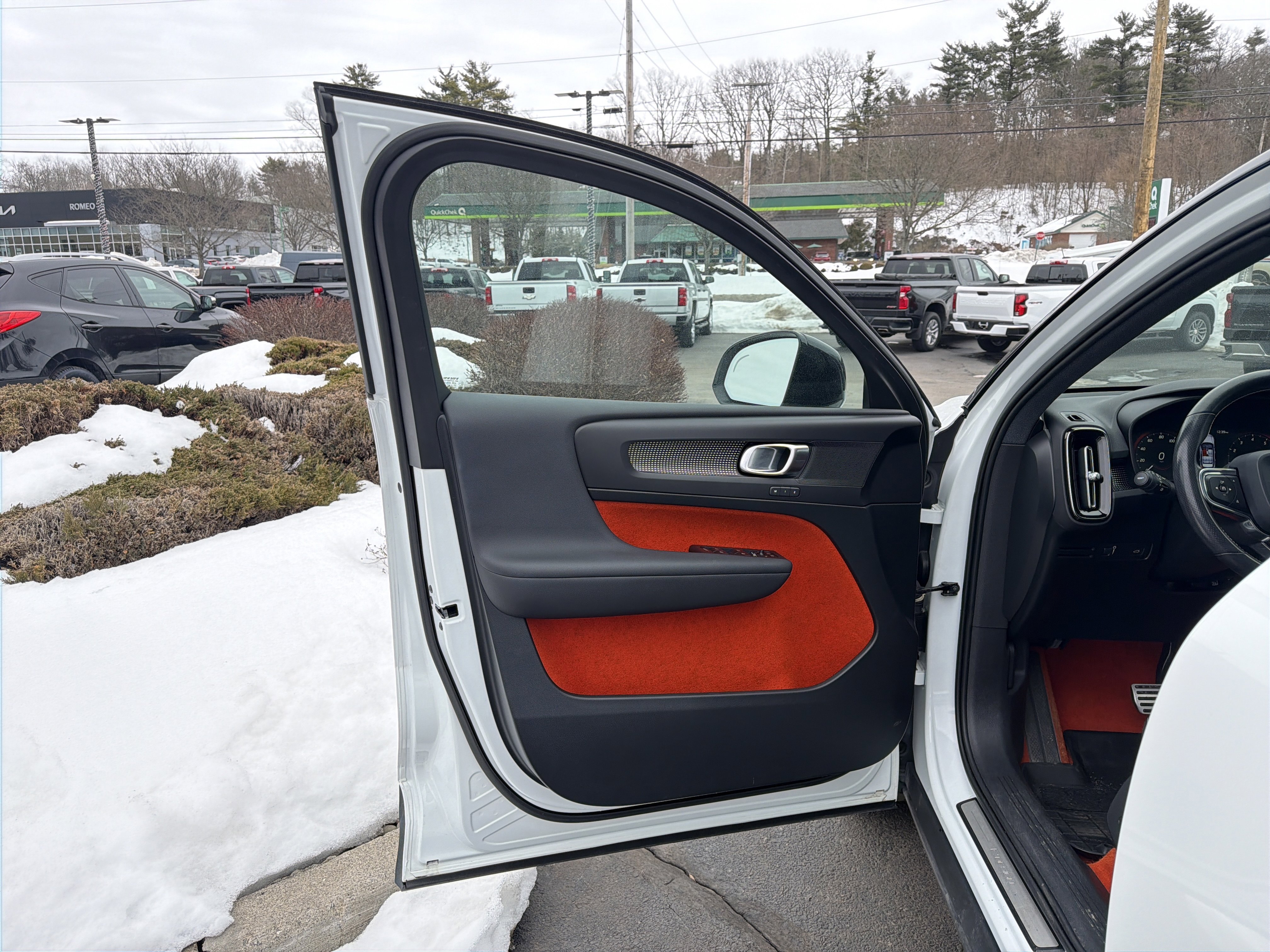 Used 2019 Volvo XC40 T5 R-Design image 11