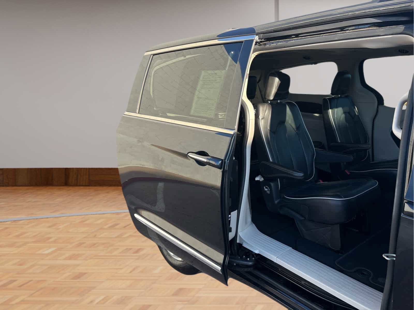 Used 2022 Chrysler Pacifica Limited FWD image 14