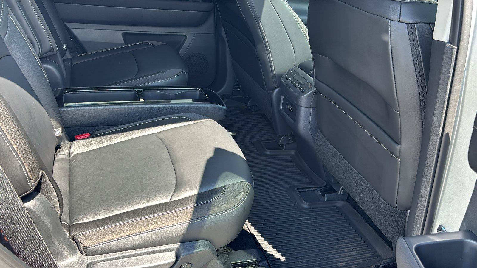 Used 2025 Nissan Pathfinder SL w/ SL Premium Package FWD image 22