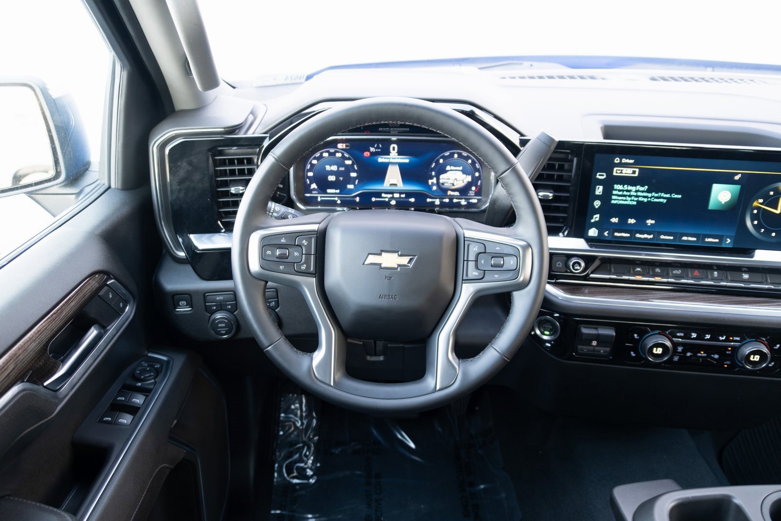 Used 2025 Chevrolet Silverado 1500 LT image 2