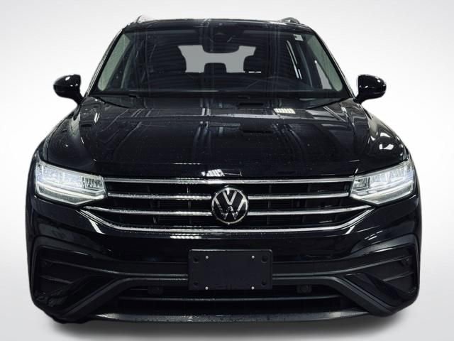 Used 2022 Volkswagen Tiguan SE w/ Panoramic Sunroof Package image 2