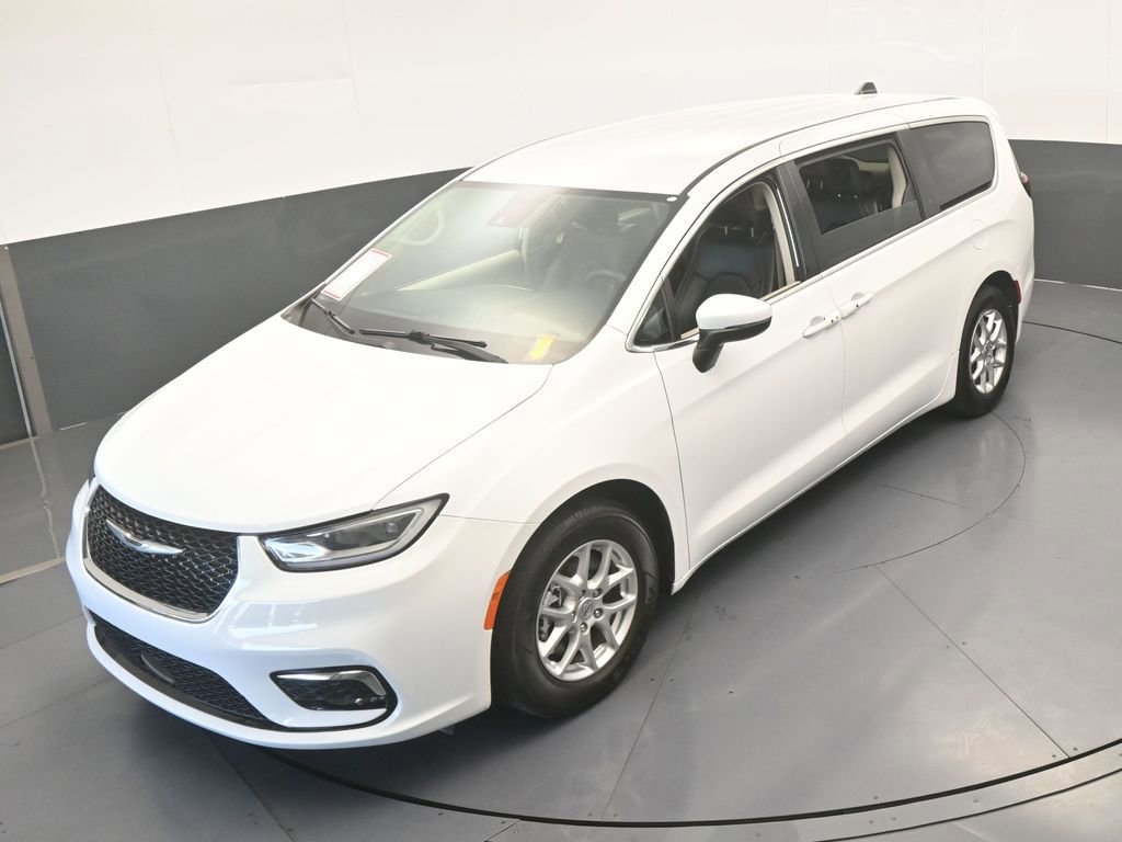 Used 2023 Chrysler Pacifica Touring-L image 48