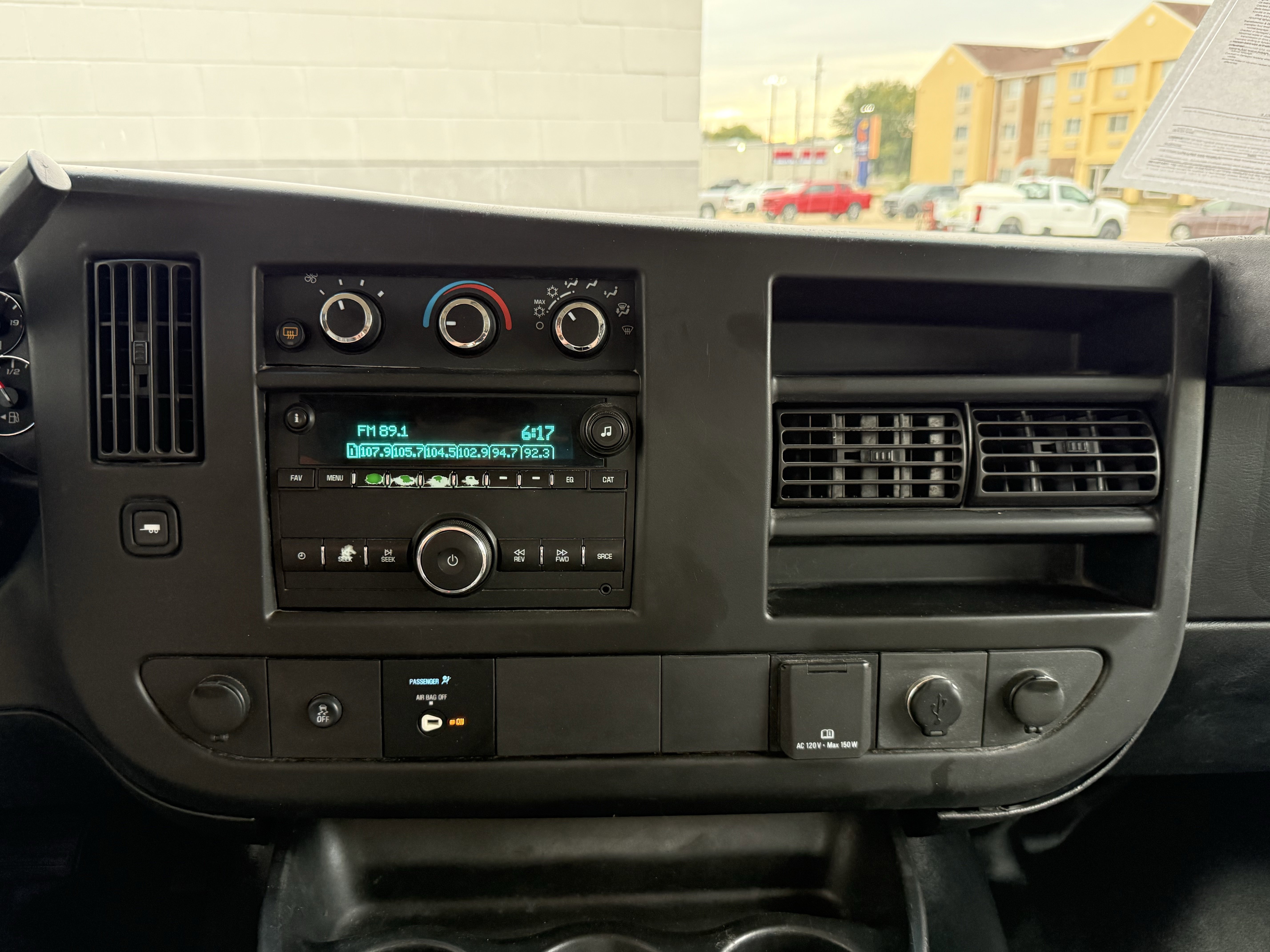 Used 2017 Chevrolet Express 2500 Extended image 17