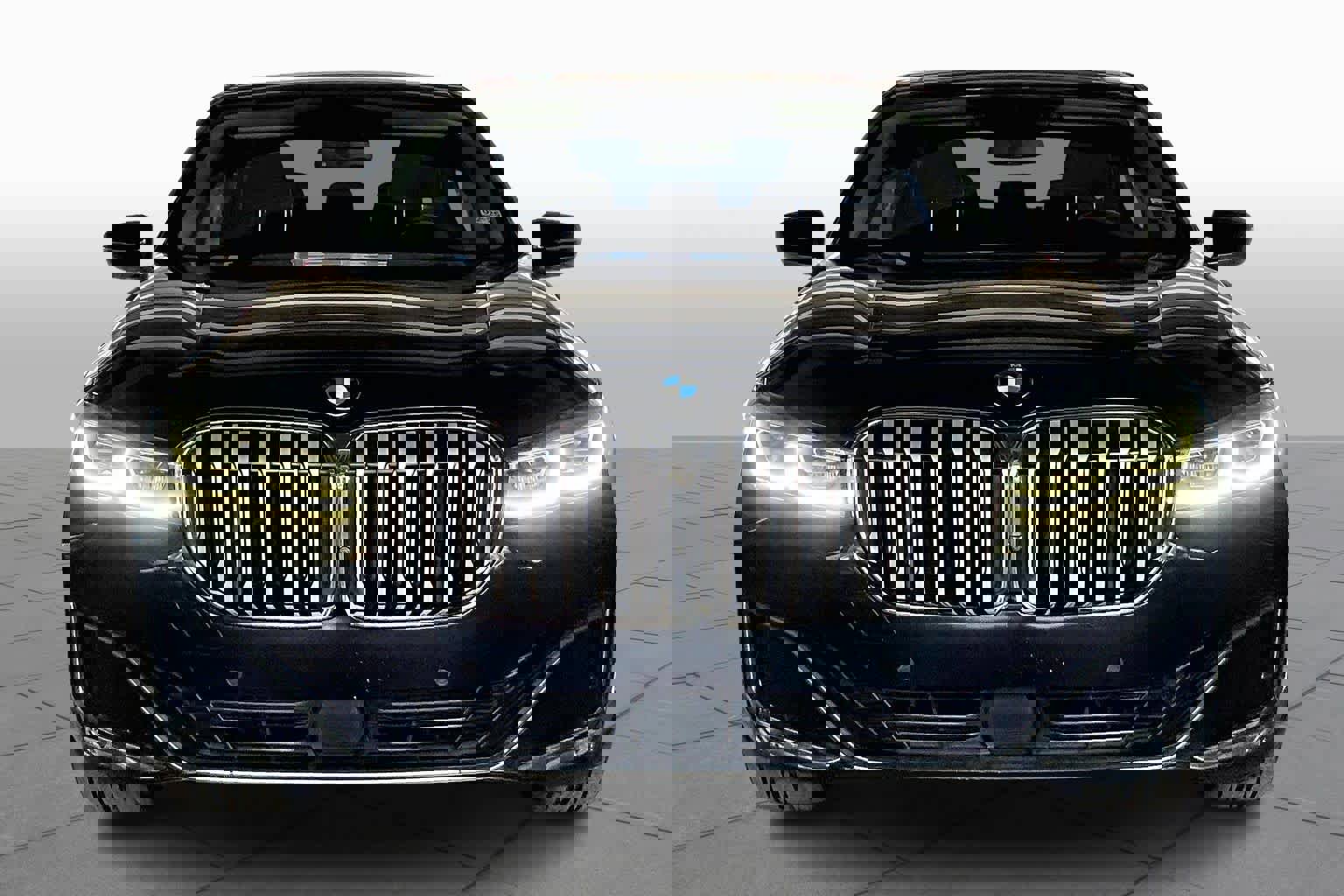 Used 2021 BMW 750i xDrive w/ Luxury Rear Seating Package image 3