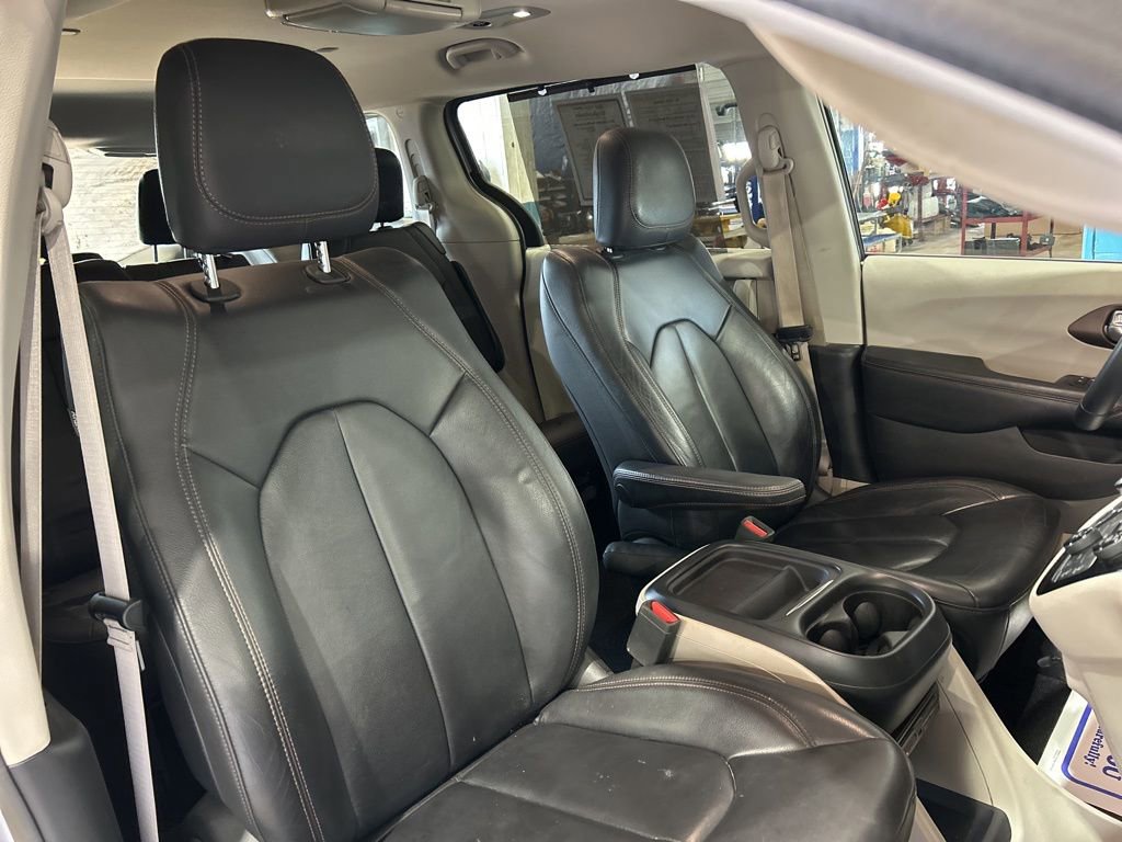 Used 2017 Chrysler Pacifica Touring-L image 43