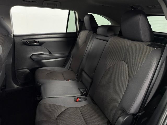 Used 2025 Toyota Highlander LE FWD image 16