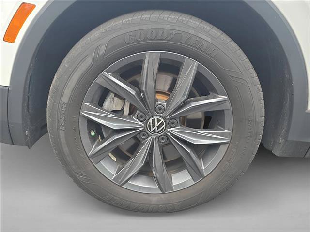 Used 2023 Volkswagen Tiguan SE w/ Panoramic Sunroof Package FWD image 27