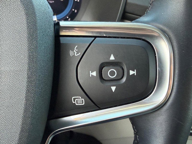 Certified 2023 Volvo XC40 B5 Ultimate w/ Protection Package Premier image 19