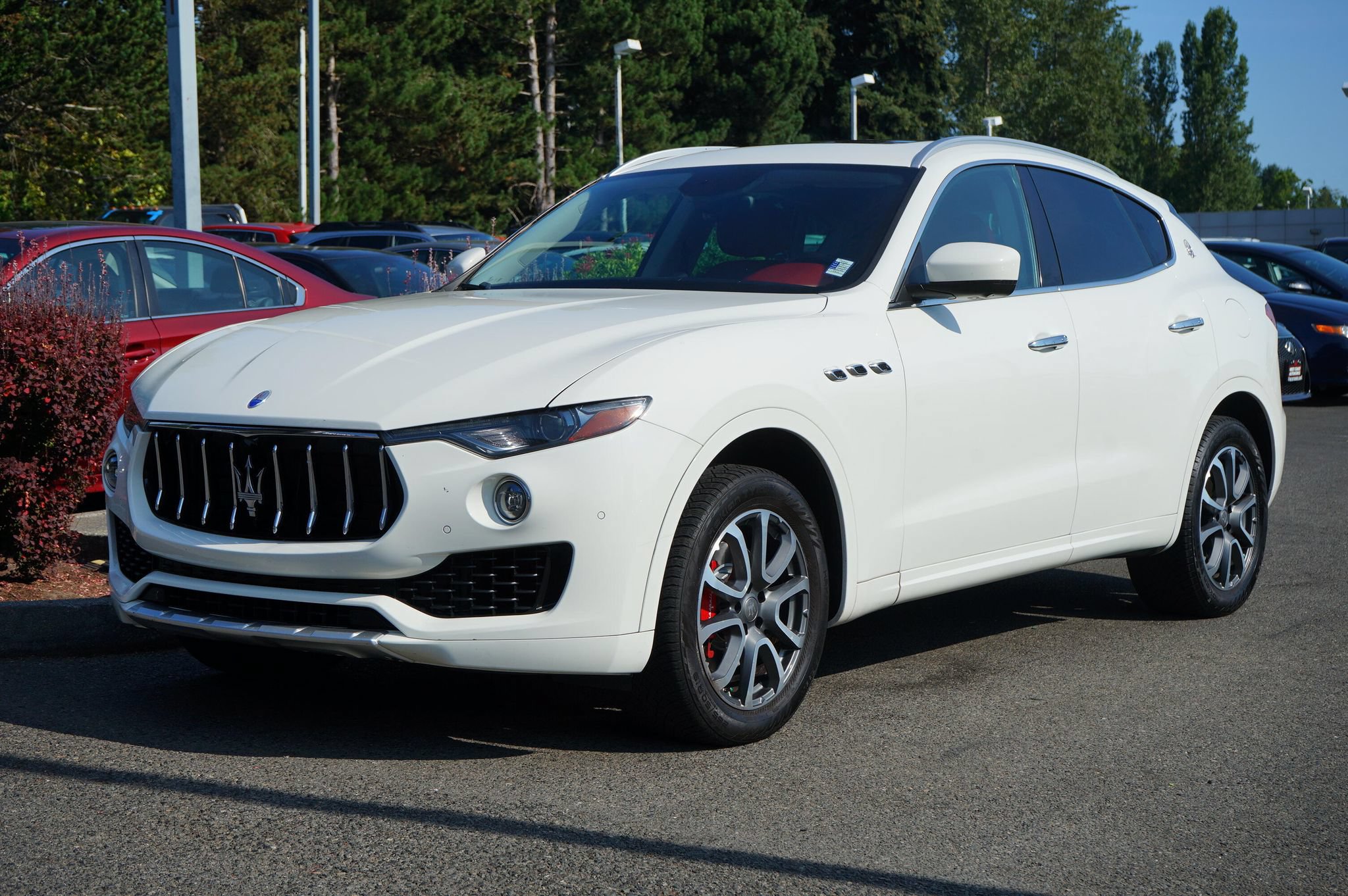 Used 2017 Maserati Levante w/ Luxury Package AWD/4WD image 2