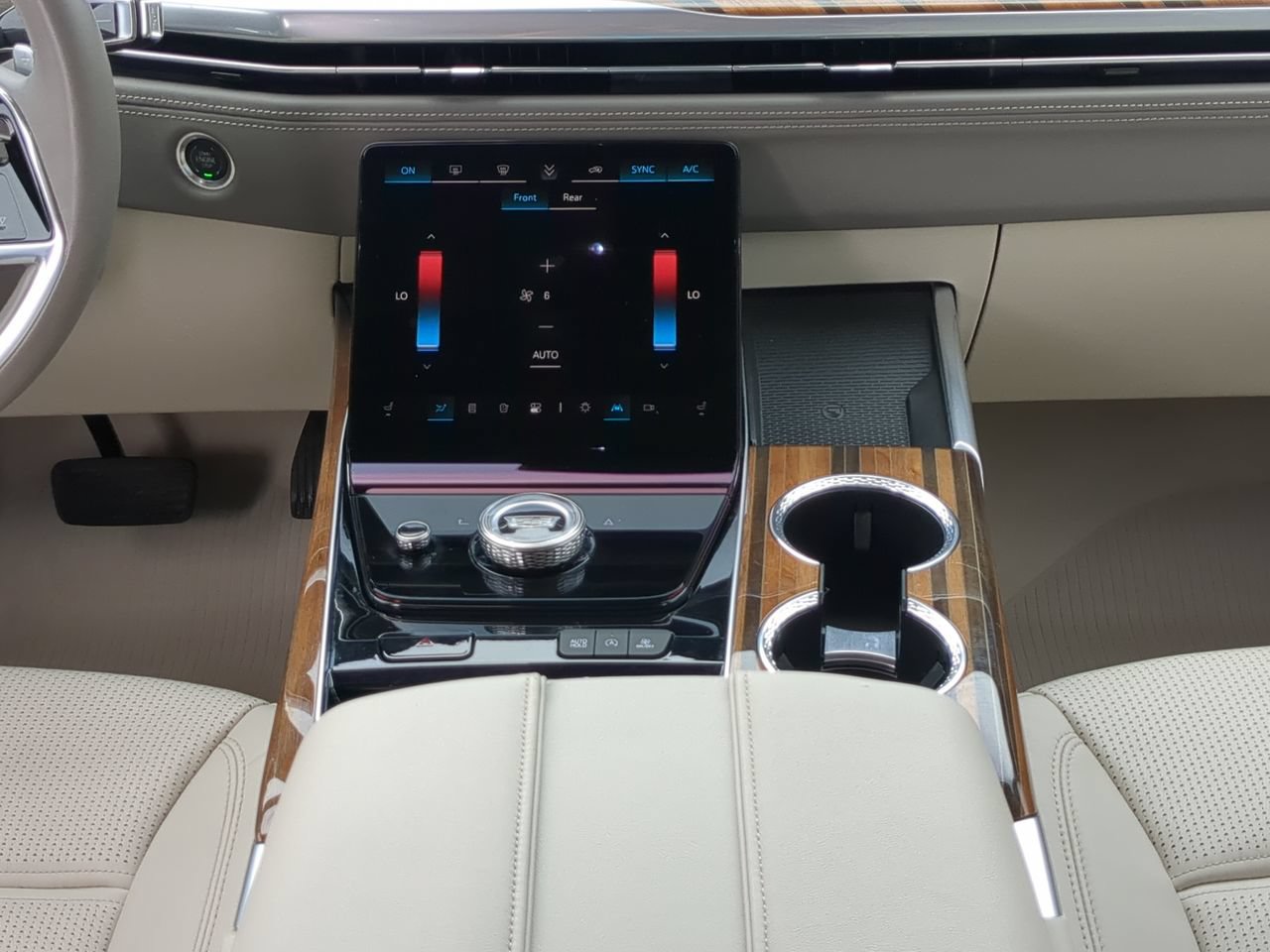Used 2025 Cadillac Escalade Sport Platinum w/ LPO, Floor Liner Package AWD/4WD image 17