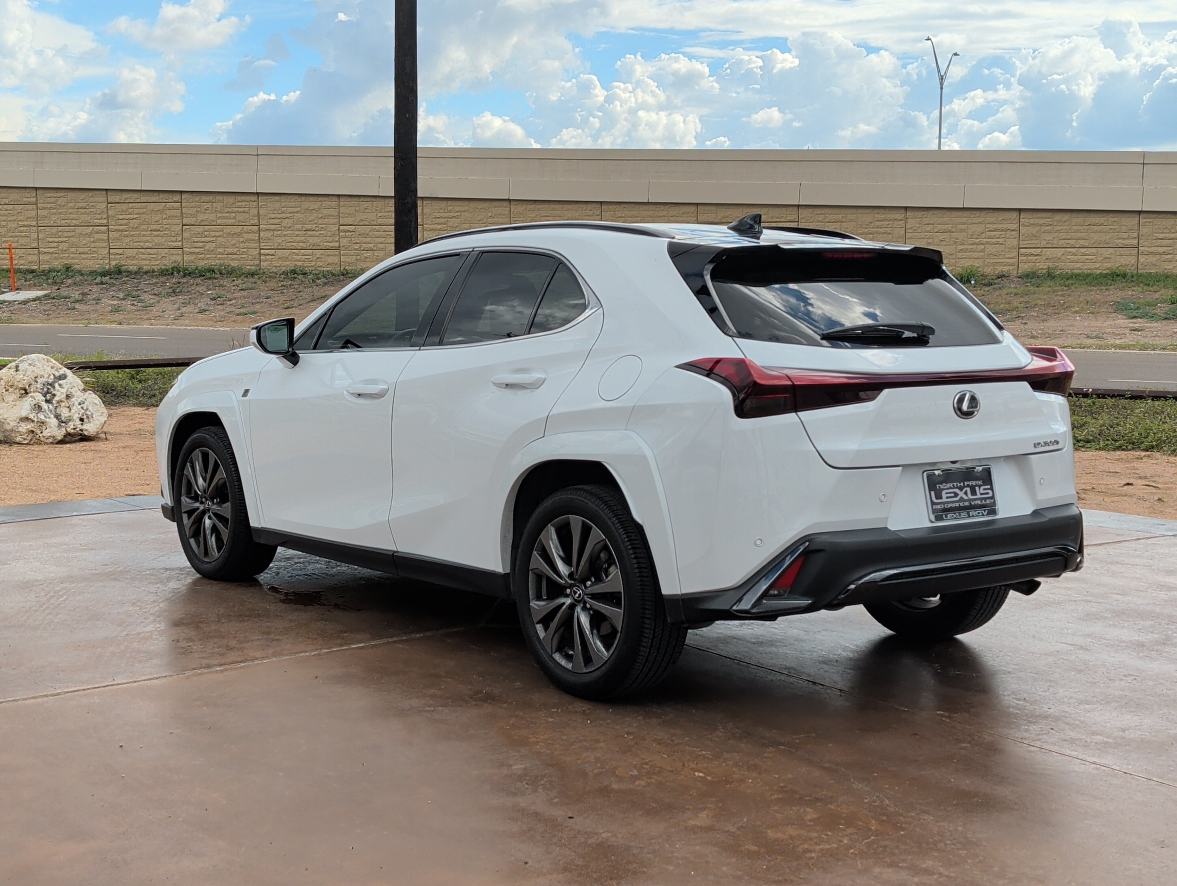 Used 2025 Lexus UX 300h FWD w/ Accessory Package (Z1) image 4