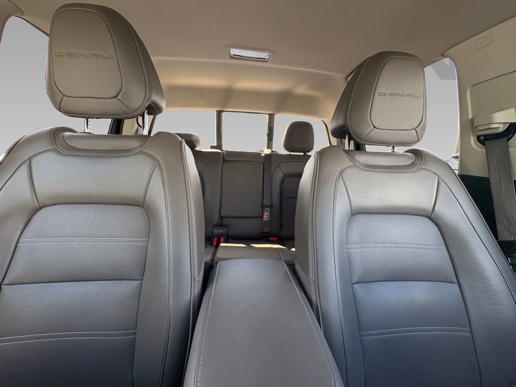 Used 2022 GMC Canyon Denali image 2