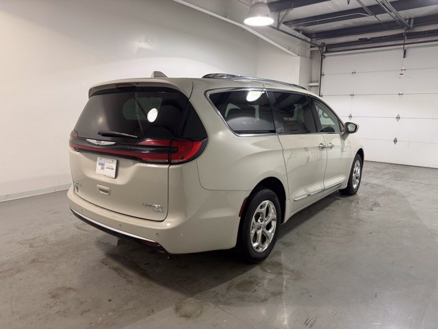 Used 2021 Chrysler Pacifica Limited AWD/4WD image 5