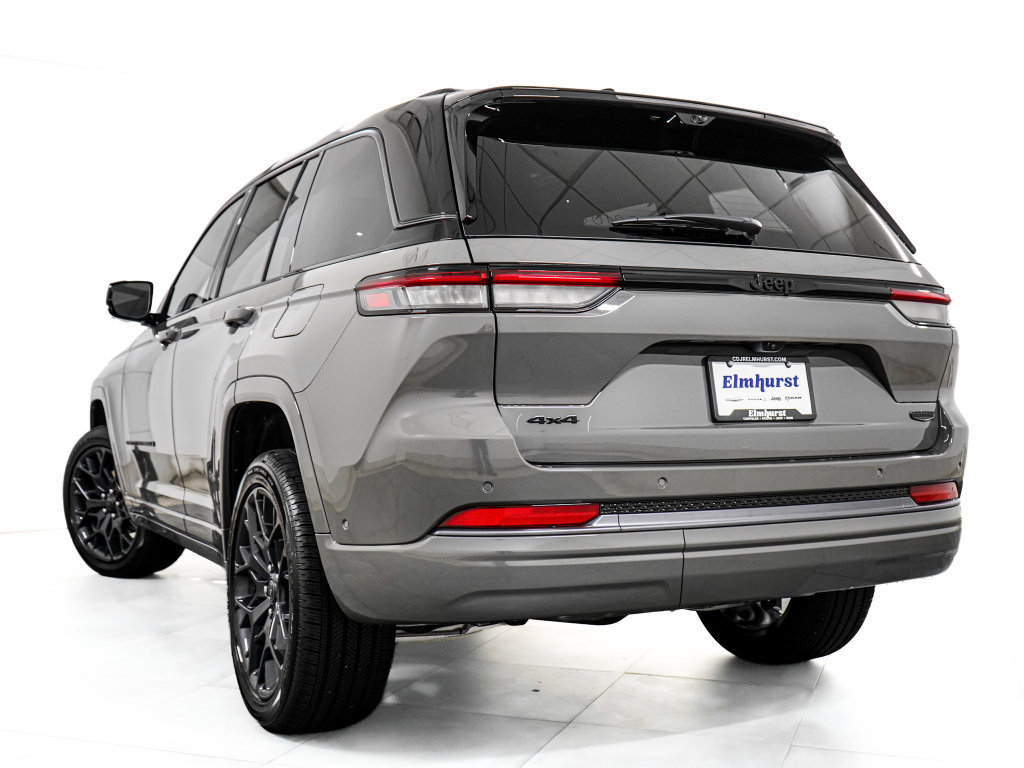 Used 2024 Chrysler Pacifica Limited w/ Uconnect Theater Family Group FWD image 5